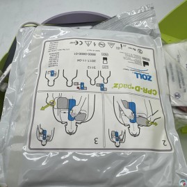 Zoll AED Plus Automatic Defibrillator with Pads Batteries and Carry Case