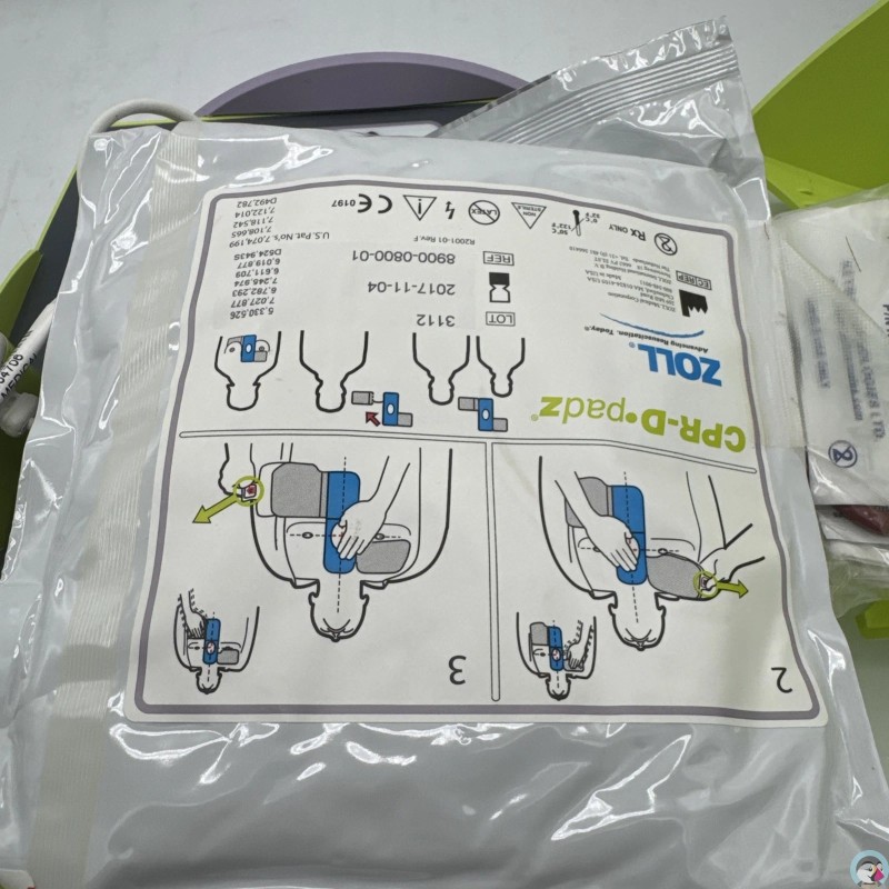 Zoll AED Plus Automatic Defibrillator with Pads Batteries and Carry Case