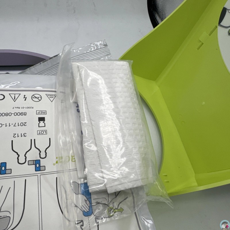 Zoll AED Plus Automatic Defibrillator with Pads Batteries and Carry Case